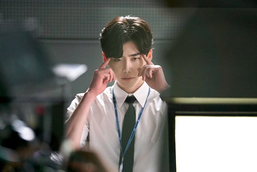 Ngắm loạt hình Lee Jong Suk trong 'While You Were Sleeping'