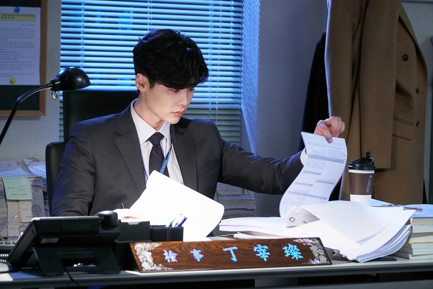 Ngắm loạt hình Lee Jong Suk trong 'While You Were Sleeping'