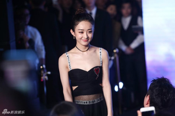 Triệu Lệ Dĩnh quá đáng yêu 'lên đường' dự show của Dior ở Paris