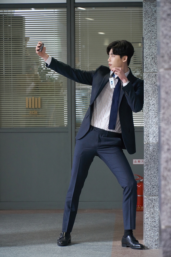 Ngắm loạt hình Lee Jong Suk trong 'While You Were Sleeping'