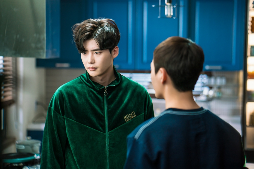 Ngắm loạt hình Lee Jong Suk trong 'While You Were Sleeping'