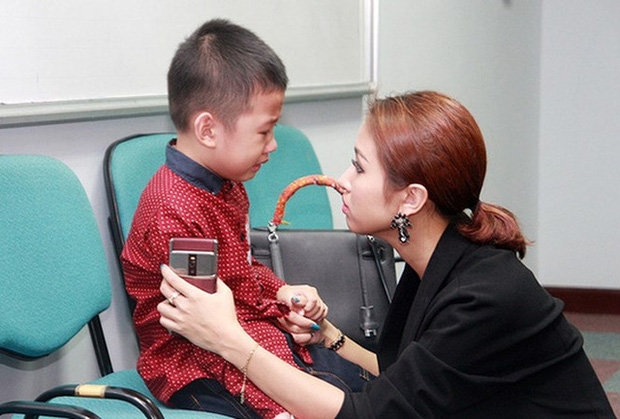 Dù hành trình còn vô cùng gian nan nhưng với tình yêu của người mẹ, Vân Hugo không bỏ cuộc mà luôn bên con, yêu thương bé nhiều hơn.