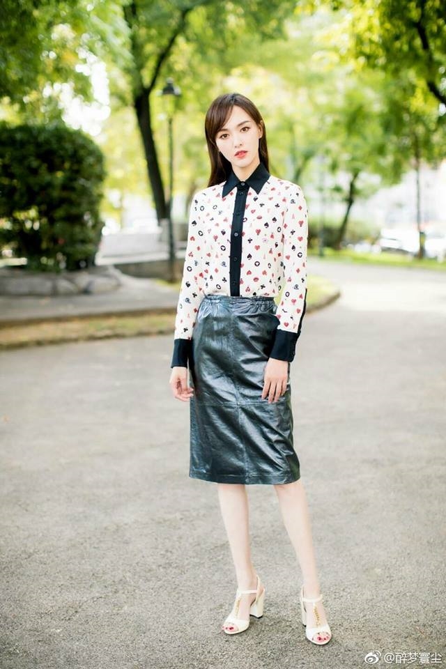 Đường Yên xuất hiện với trang phục thiết kế khá đơn giản.