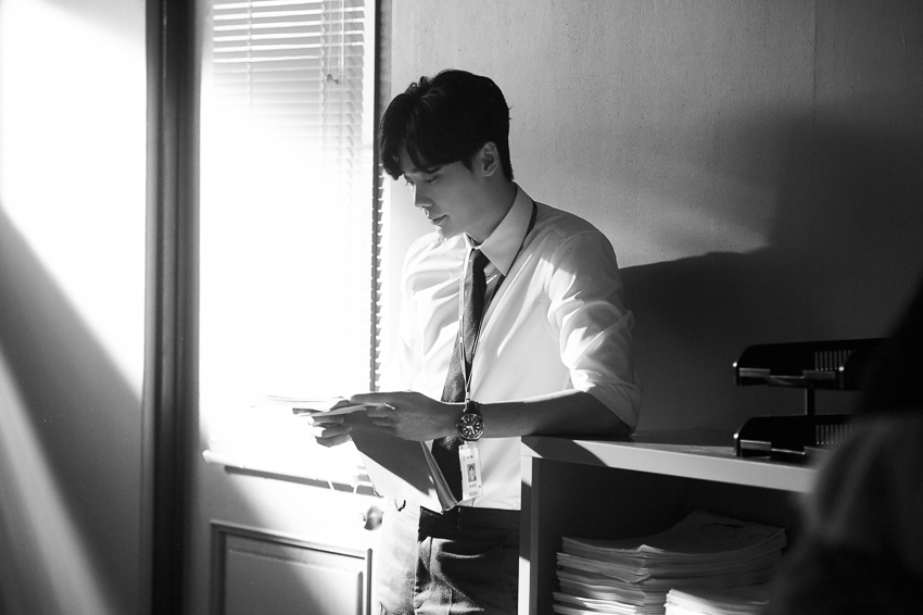 Ngắm loạt hình Lee Jong Suk trong 'While You Were Sleeping'