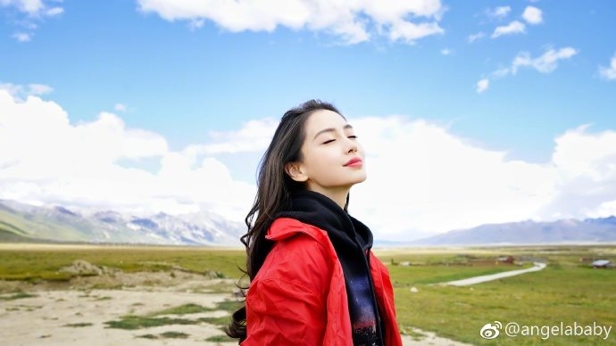 AngelaBaby bị cảnh sát bắt lỗi vì phạm luật trong bộ ảnh đi xe đạp