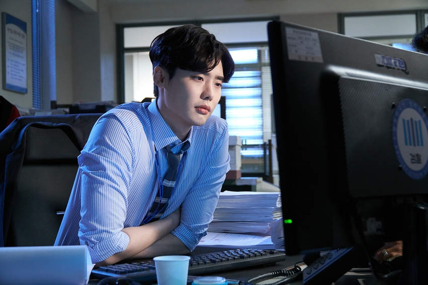 Ngắm loạt hình Lee Jong Suk trong 'While You Were Sleeping'