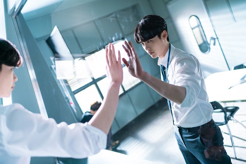 Ngắm loạt hình Lee Jong Suk trong 'While You Were Sleeping'