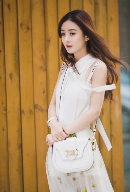 Triệu Lệ Dĩnh quá đáng yêu 'lên đường' dự show của Dior ở Paris