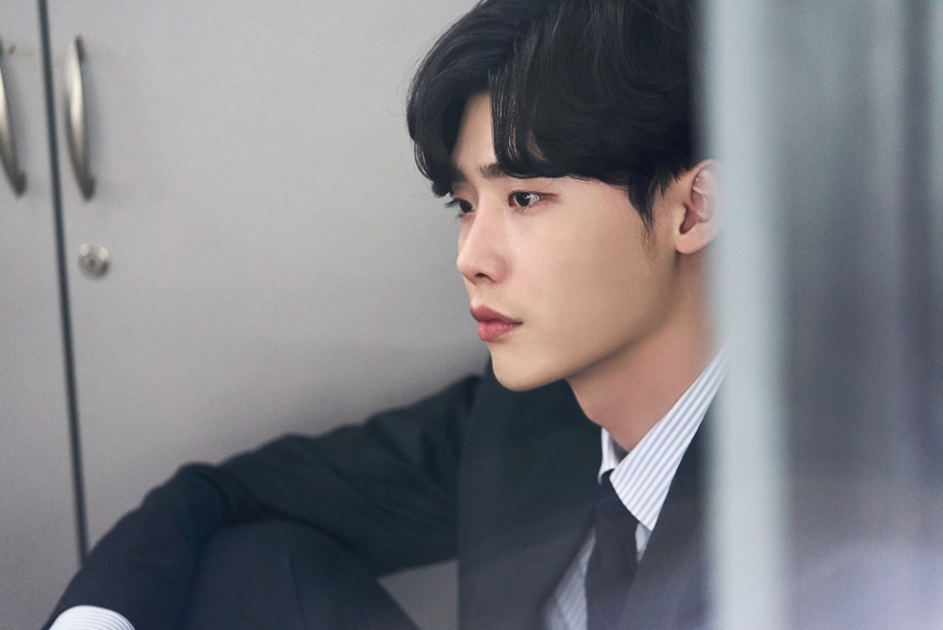Ngắm loạt hình Lee Jong Suk trong 'While You Were Sleeping'