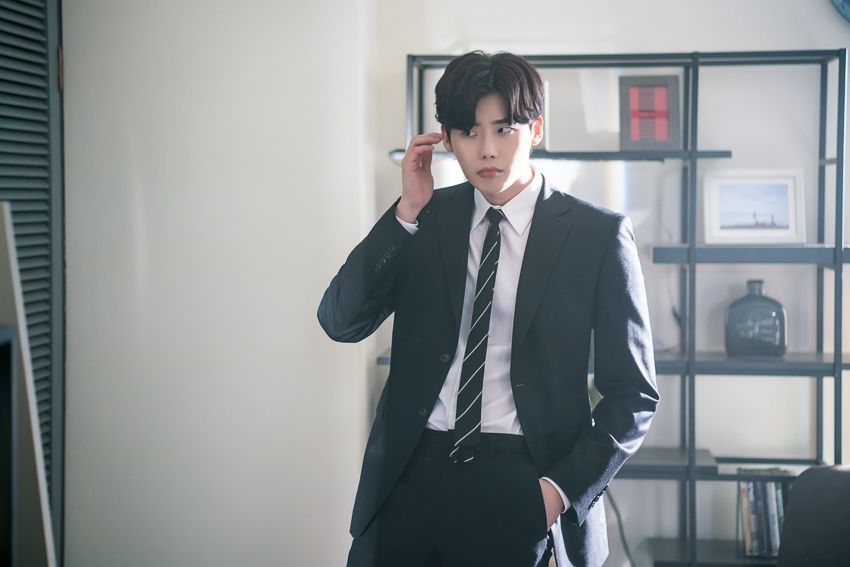 Ngắm loạt hình Lee Jong Suk trong 'While You Were Sleeping'