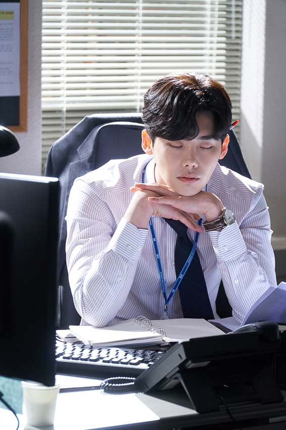 Ngắm loạt hình Lee Jong Suk trong 'While You Were Sleeping'