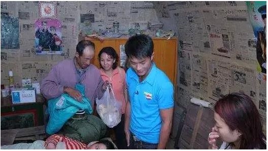 Cổ Thiên Lạc trong những hành trình từ thiện của mình.