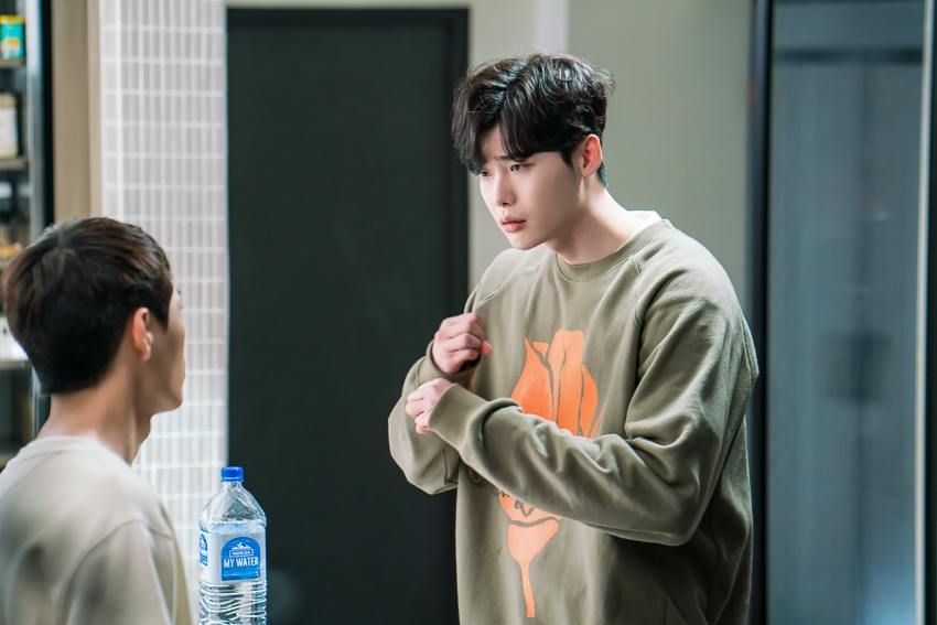 Ngắm loạt hình Lee Jong Suk trong 'While You Were Sleeping'