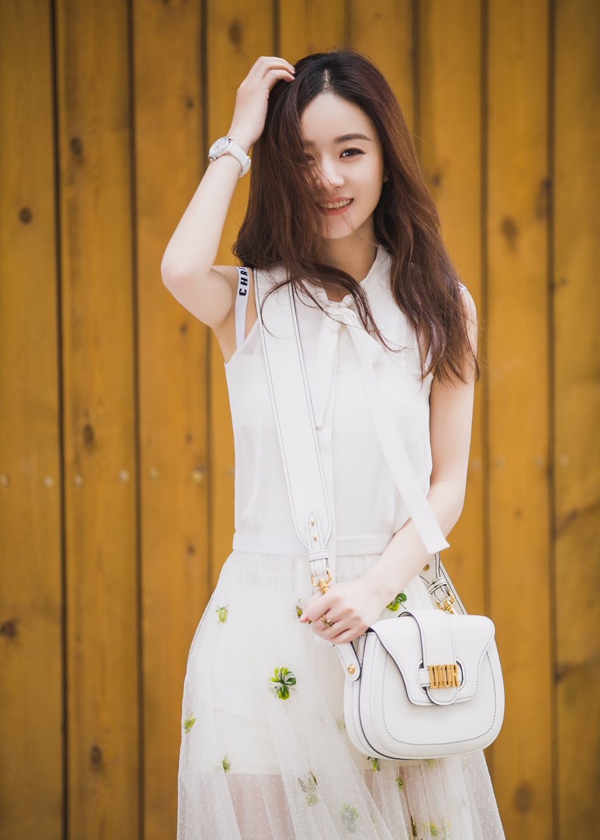 Triệu Lệ Dĩnh quá đáng yêu 'lên đường' dự show của Dior ở Paris