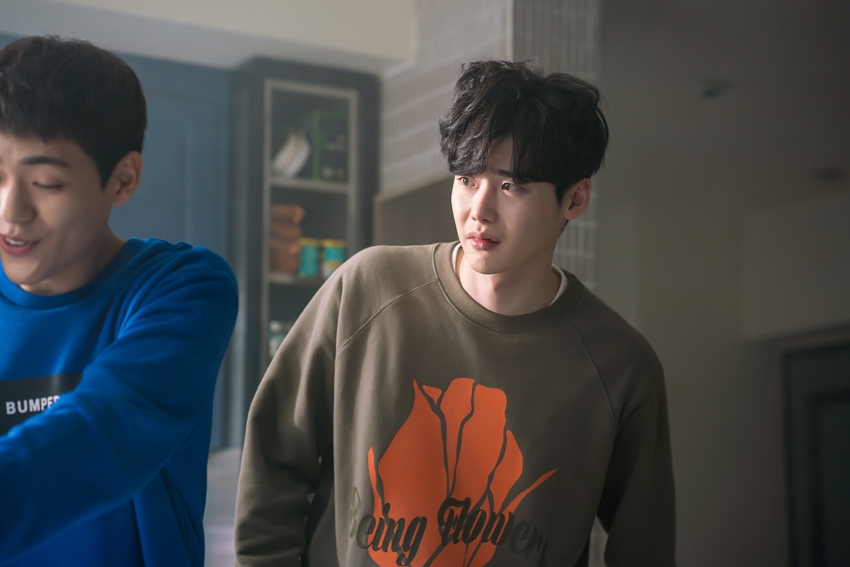 Ngắm loạt hình Lee Jong Suk trong 'While You Were Sleeping'