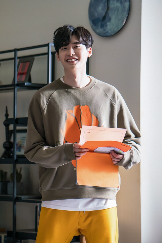Ngắm loạt hình Lee Jong Suk trong 'While You Were Sleeping'