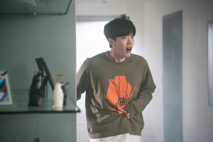 Ngắm loạt hình Lee Jong Suk trong 'While You Were Sleeping'