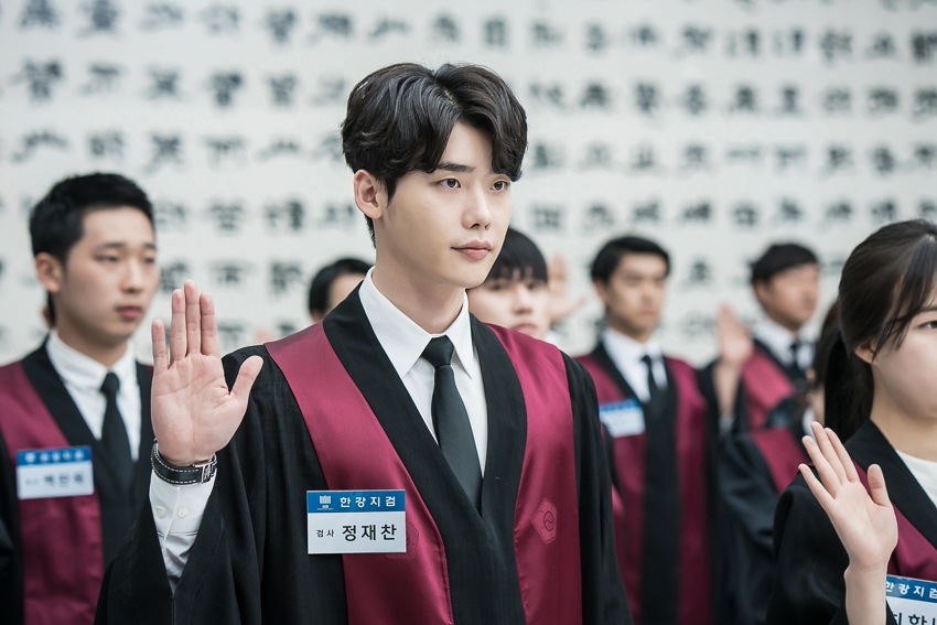 Ngắm loạt hình Lee Jong Suk trong 'While You Were Sleeping'