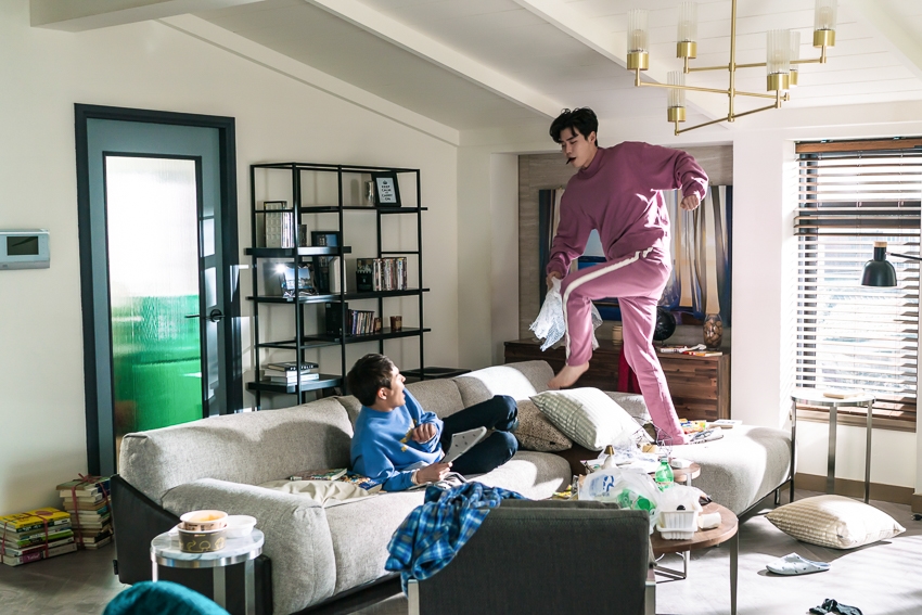 Ngắm loạt hình Lee Jong Suk trong 'While You Were Sleeping'