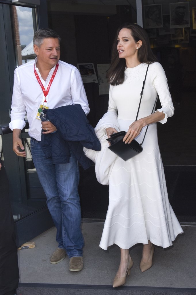 Fan vui ừng khi Angelina Jolie tăng cân trở lại và ăn mặc đẳng cấp