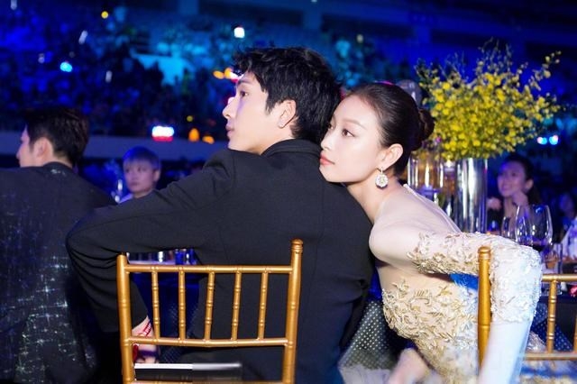 Tỉnh Bách Nhiên và Nghê Ni, cặp đôi ngọt ngào tận trên tạp chí