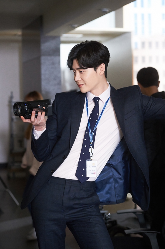Ngắm loạt hình Lee Jong Suk trong 'While You Were Sleeping'