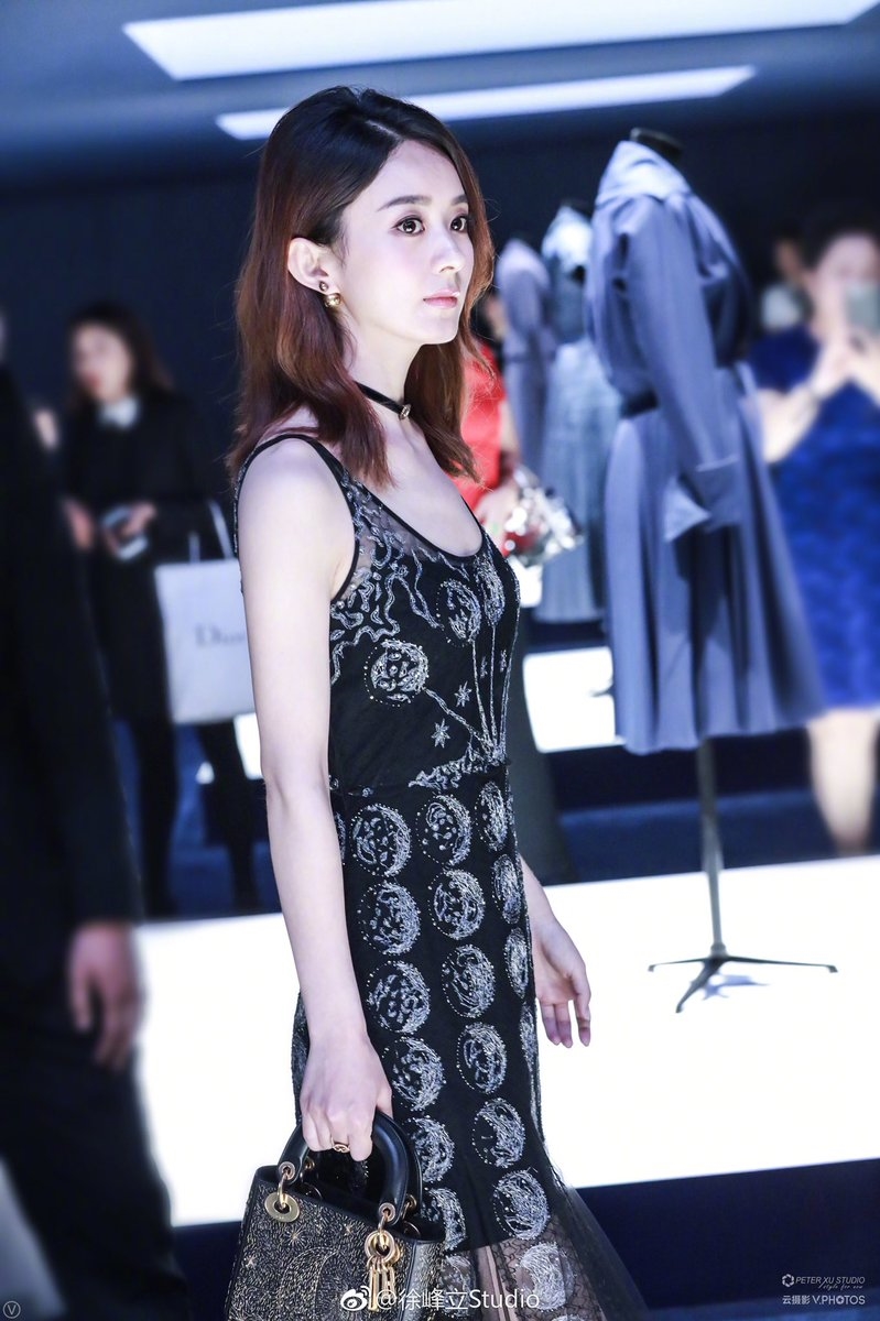 Triệu Lệ Dĩnh quá đáng yêu 'lên đường' dự show của Dior ở Paris