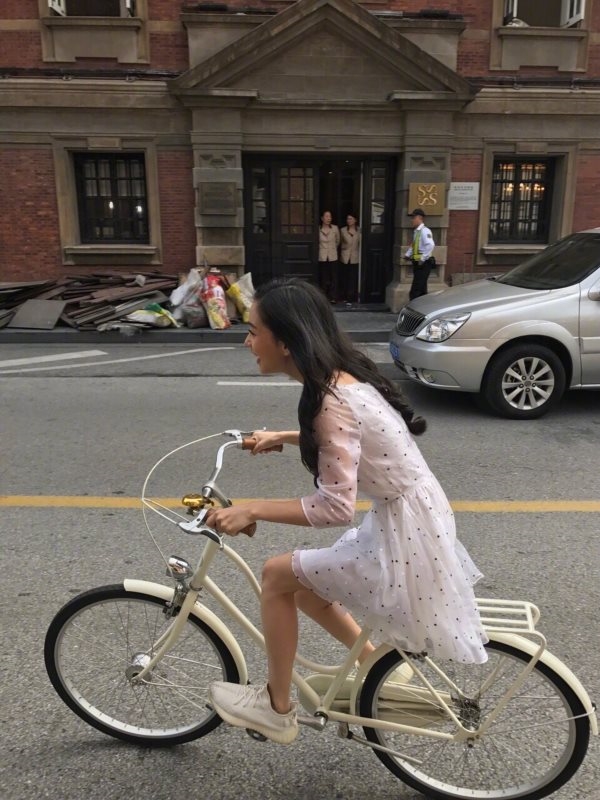 AngelaBaby bị cảnh sát bắt lỗi vì phạm luật trong bộ ảnh đi xe đạp