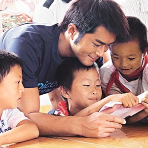 Cổ Thiên Lạc trong những hành trình từ thiện của mình.