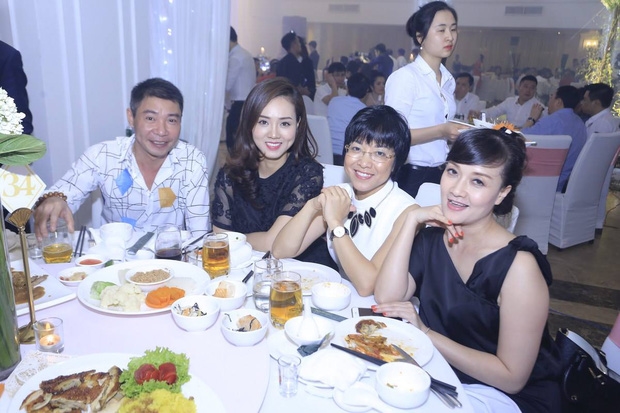 Một điều khá bất ngờ đó là Ngọc Hà chơi rất thân với Thảo Vân. Người tình thứ 4 của Công Lý cũng rất quan tâm, yêu mến bé Tít - con riêng của người yêu và MC đàn chị.