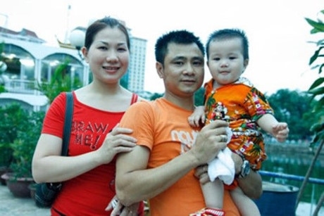 Tự Long từng có cuộc sống hạnh phúc bên gia đình nhỏ nhưng vì không thể dung hoà công việc đã khiến gia đình tan vỡ.