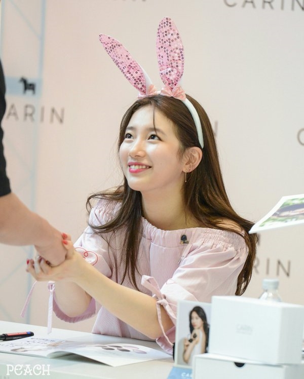 Đi fansign là cách tuyệt nhất để ngắm nhan sắc mỹ nhân Hàn