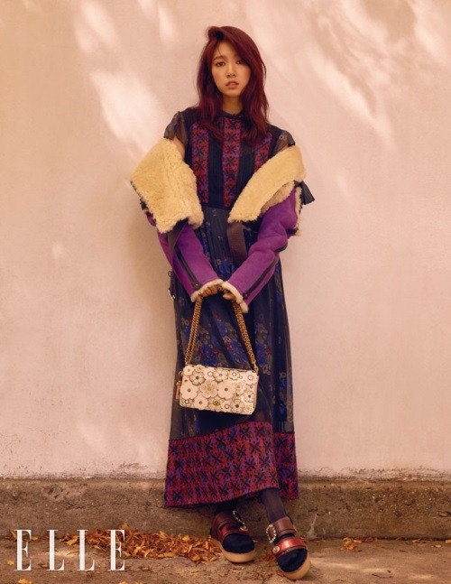 Park Shin Hye hóa nữ thần mùa thu dịu dàng, e ấp trên tạp chí mới