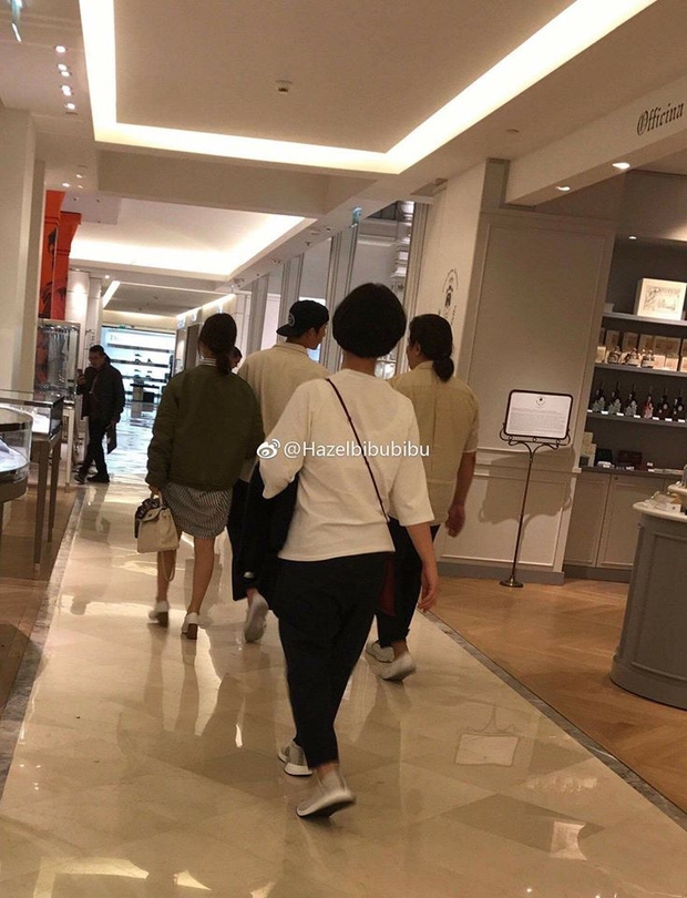 Song Joong Ki và Song Hye Kyo tay nắm tay tứ đi mua sắm tại Paris