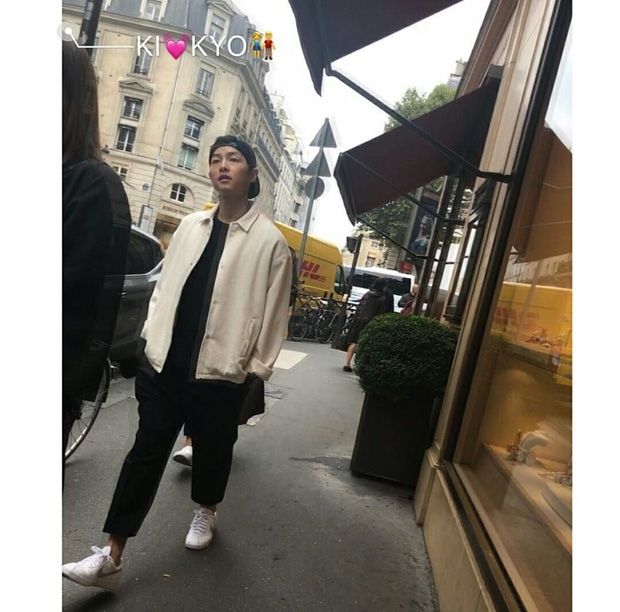 Song Joong Ki và Song Hye Kyo tay nắm tay tứ đi mua sắm tại Paris