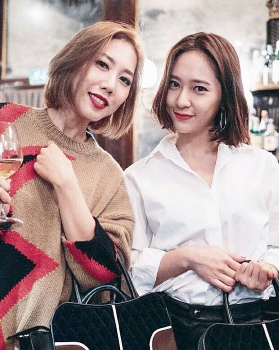 Krystal xinh đẹp rạng rỡ với mái tóc ngắn