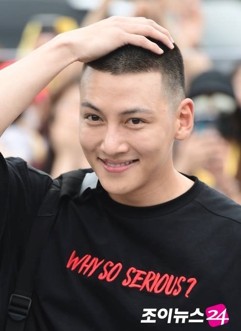 Ji Chang Wook lại viết thư tay gửi fan trong doanh trại quân đội,