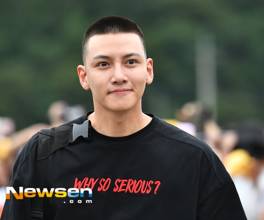 Ji Chang Wook lại viết thư tay gửi fan trong doanh trại quân đội,
