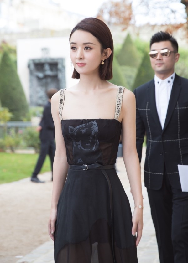 Triệu Lệ Dĩnh hóa nữ hoàng sang chảnh trong tuần lễ thời trang Paris.