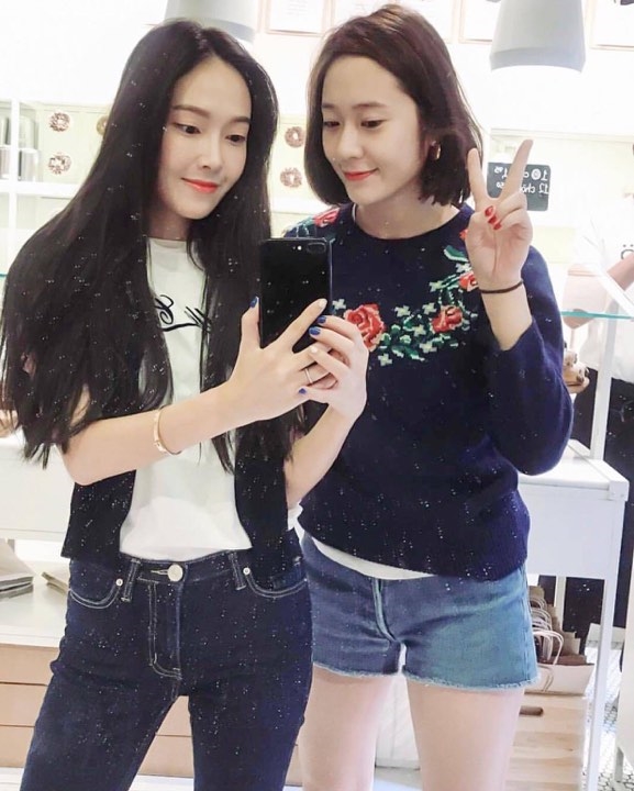 Krystal xinh đẹp rạng rỡ với mái tóc ngắn