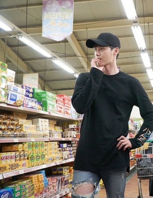 Vẻ mặt 'lơ ngơ' đáng yêu của các mỹ nam Hàn khi đi siêu thị
