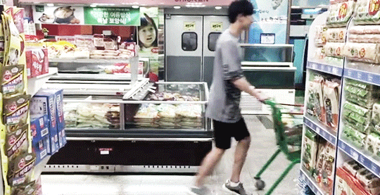 Vẻ mặt 'lơ ngơ' đáng yêu của các mỹ nam Hàn khi đi siêu thị