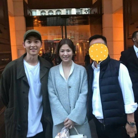 Song Hye Kyo lộ bụng to bất thường tại Paris cùng Song Joong Ki