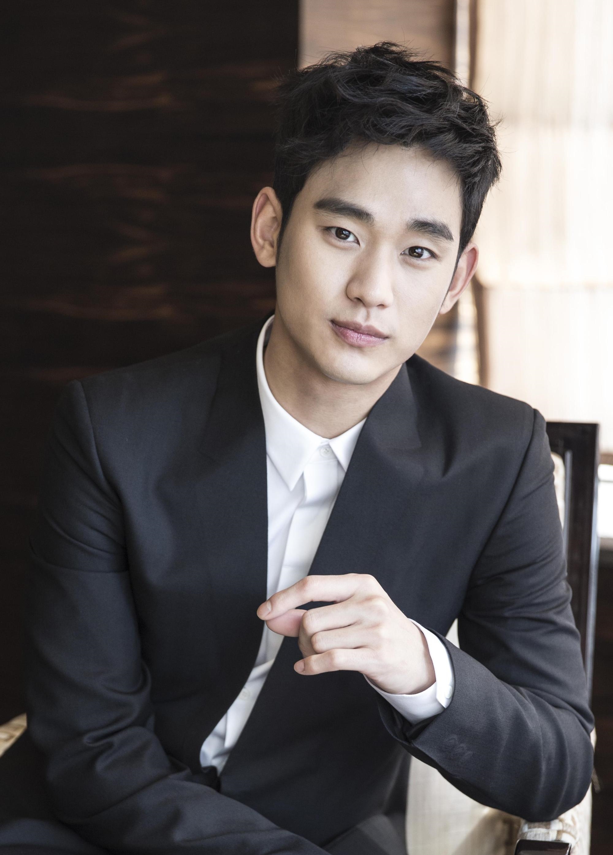 Kim Soo Hyun bất ngờ thông báo sẽ nhập ngũ tháng 10 tới