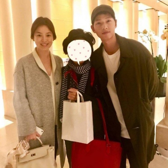 Song Hye Kyo lộ bụng to bất thường tại Paris cùng Song Joong Ki