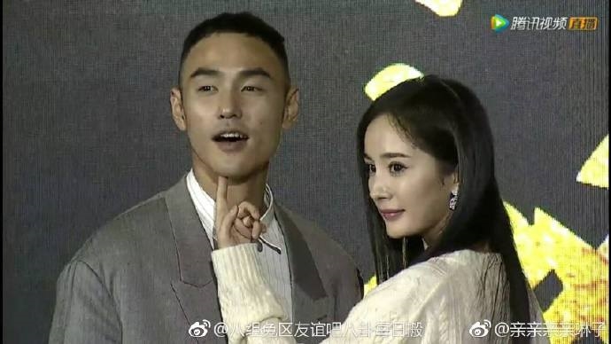 Dương Mịch thời trang 'không đụng hàng' trong buổi ra mắt phim