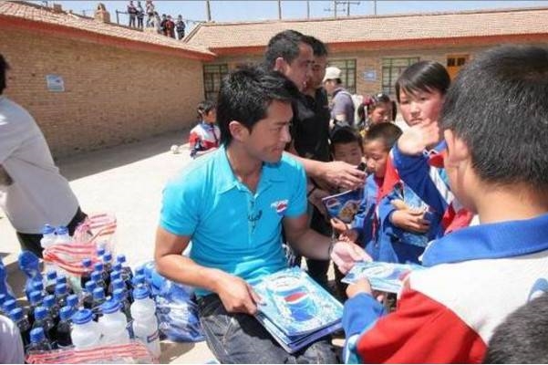 Sự thật bất ngờ phía sau hình ảnh giản dị của Cổ Thiên Lạc