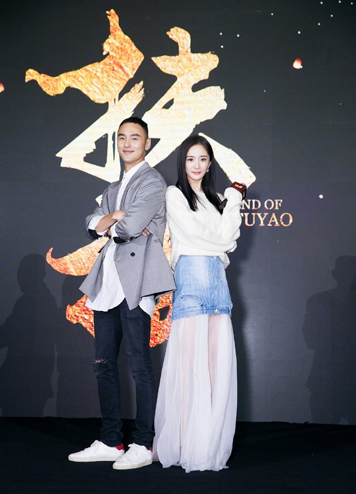 Dương Mịch thời trang 'không đụng hàng' trong buổi ra mắt phim