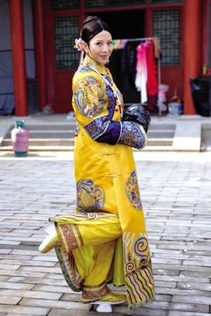 Thái Thiếu Phân đi giày cao gót, ngồi nhầm kiệu gãy.