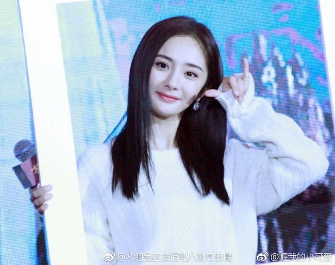 Dương Mịch thời trang 'không đụng hàng' trong buổi ra mắt phim
